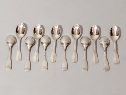 Série de douze cuillers à moka en argent....