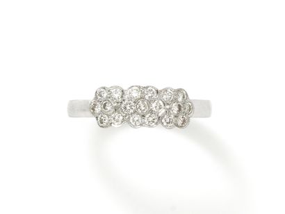 Bague en or gris 750 millièmes décorée de...