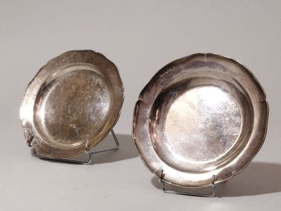 Deux plats en argent. Travail étranger. Circulaires,...