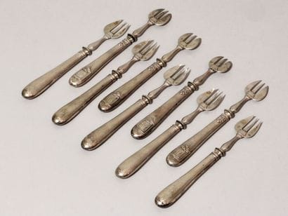 Série de neuf fourchettes à huitres en argent....