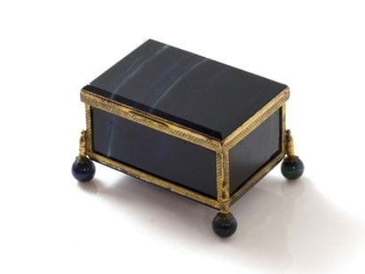 Boîte en métal, de forme rectangulaire, à...