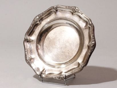 Plat en métal argenté. Circulaire, à contours...