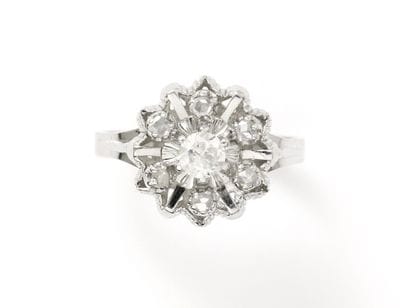 Bague en or gris 750 millièmes, stylisant...