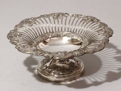 Coupe en cuivre argenté. Circulaire, elle...
