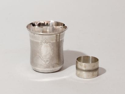 Gobelet et rond de serviette (lot) en argent....