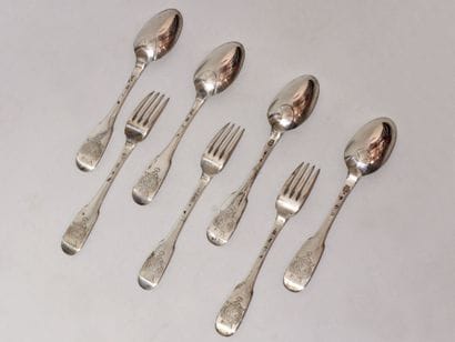 Série de douze couverts de table et paire...