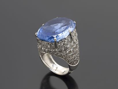 Bague en or gris 750 millièmes, ornée d'un...