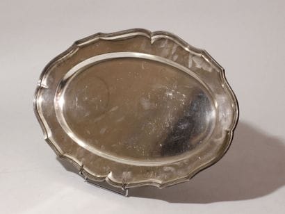 Plat en argent. Travail étranger ancien....