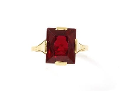 Bague en or 750 millièmes, ornée d'une pierre...