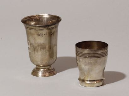 Timbale et gobelet (lot) en argent. Pour...