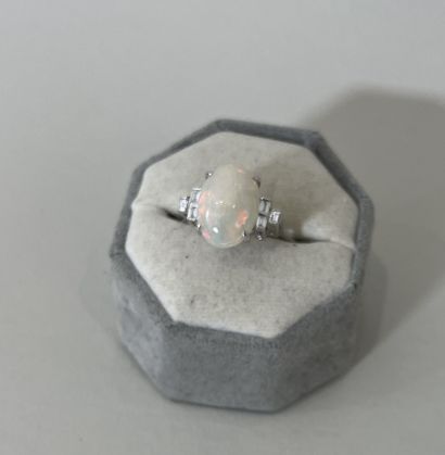 RING in 18K (750 thousandths) white gold...