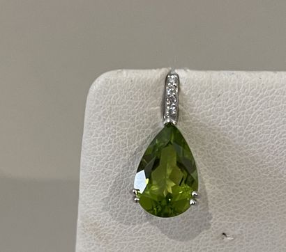 18K (750 thousandths) white gold pendant...