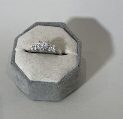 RING in 18K ( 750 thousandths) white gold...