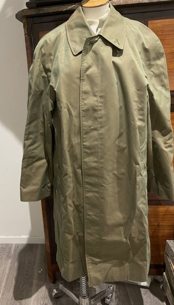 BURBERRY
Beige trench coat