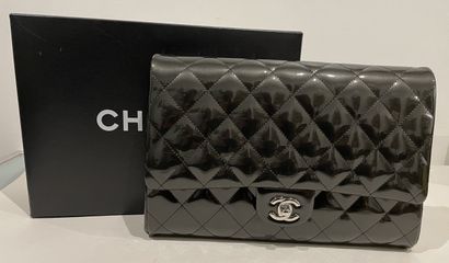 CHANEL 
POCKET in dark grey quilted patent...