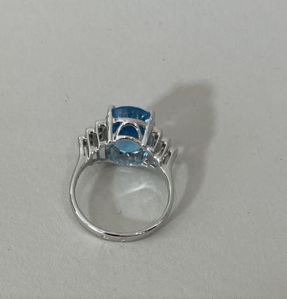 RING in 18K (750 thousandths) white gold...