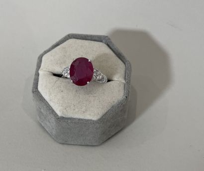 RING in 18K (750 thousandths) white gold...