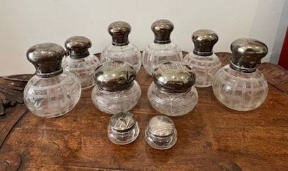 NECESSAIRE DE TOILETTE comprising nine molded...