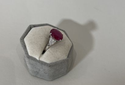 RING in 18K (750 thousandths) white gold...