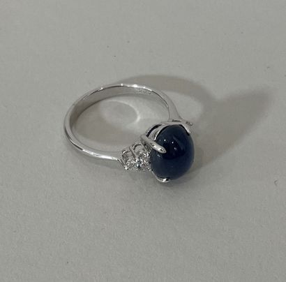 RING in 18K (750 thousandths) white gold...