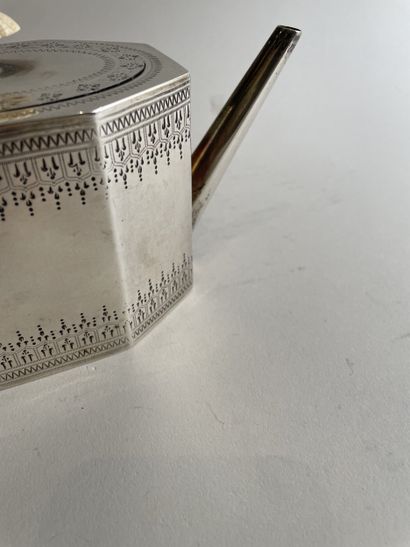 Octagonal silver teapot (925 thousandths)...