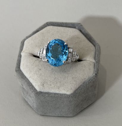 RING in 18K (750 thousandths) white gold...
