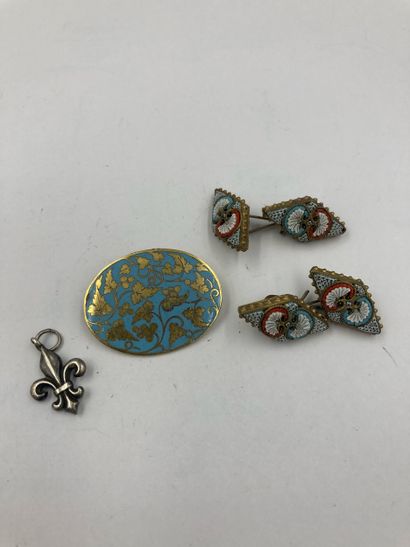 Metal lot including: Gilded metal brooch...