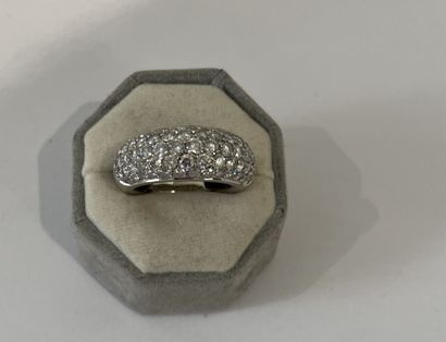 JONC ring in 18K white gold paved with diamonds
Gross...