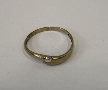 9K (375 thousandths) yellow gold ring set...