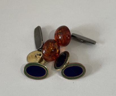 PAIR OF HANDLEBUTTONS in silver (800 thousandths)...
