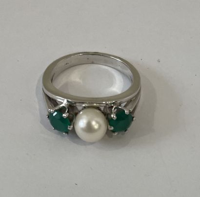 RING in 18K (750 thousandths) white gold...