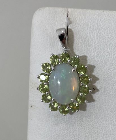 OVAL PENDANT in 18K (750 thousandths) white...