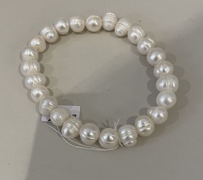 BRACELET of white freshwater pearls
Gross...
