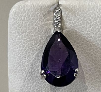 18K (750 thousandths) white gold pendant...