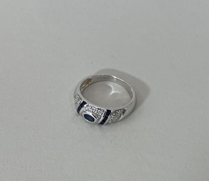 18K (750 thousandths) white gold band ring...