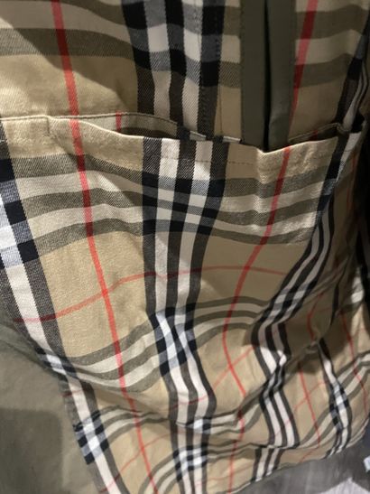 BURBERRY
Beige trench coat