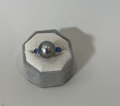 RING in 18K ( 750 thousandths) white gold...