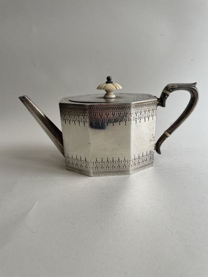 Octagonal silver teapot (925 thousandths)...