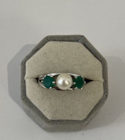 RING in 18K (750 thousandths) white gold...
