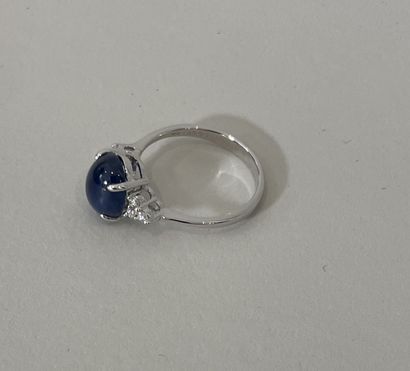 RING in 18K (750 thousandths) white gold...