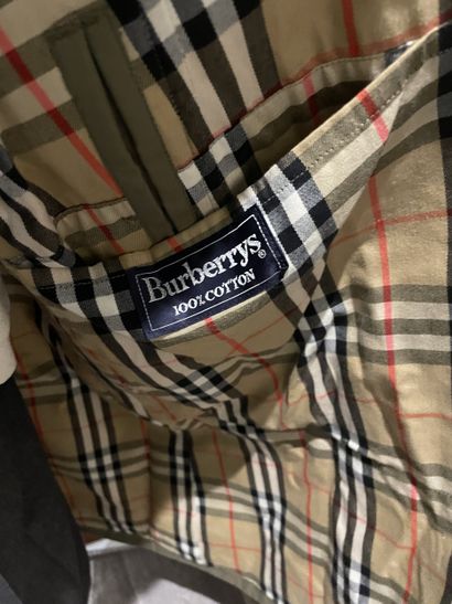 BURBERRY
Beige trench coat