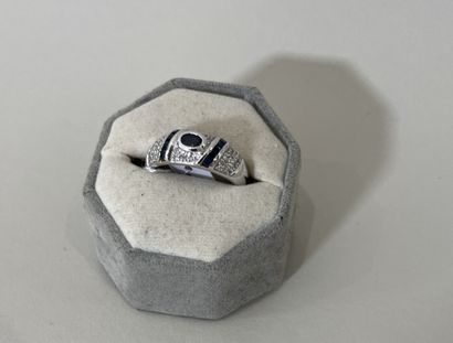 18K (750 thousandths) white gold band ring...