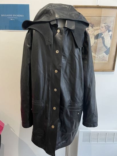 IMPERMEABLE with black hood and black fleece...
