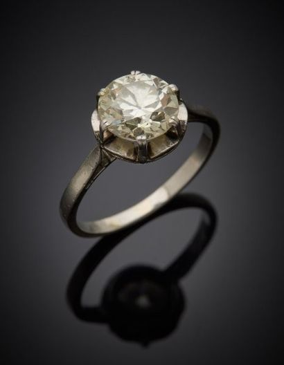 Solitaire in 850‰ platinum, set with a half-cut...