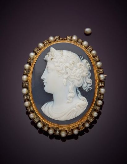 Oval-shaped 18K yellow gold 750‰ brooch set...