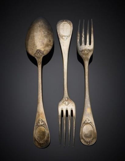 Two forks and a table spoon in 1er titre...