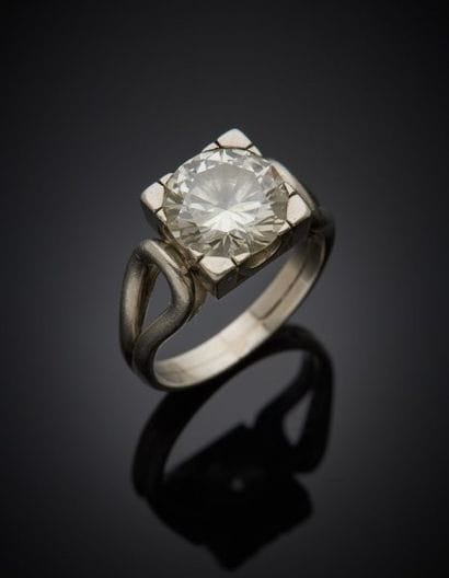 Solitaire in 850‰ platinum, set with a half-cut...