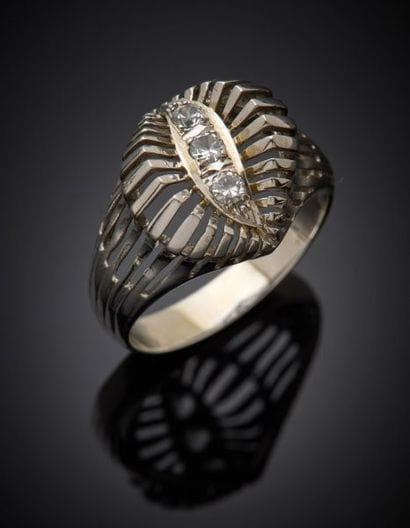 18K white gold 750‰ eye-shaped ring set with...