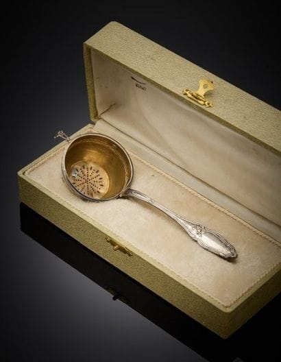 Tea strainer in 1er titre 950‰ silver, filets...