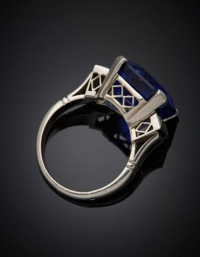 A 900‰ platinum ring, set with a rectangular-cut,...